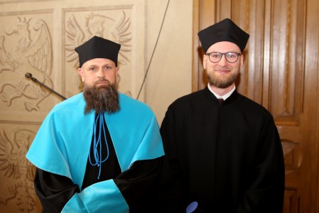 dr Marek Placiński wraz z promotorem prof. dr. hab. Przemysławem Żywiczyńskim. Kliknij, aby powiększyć zdjęcie.